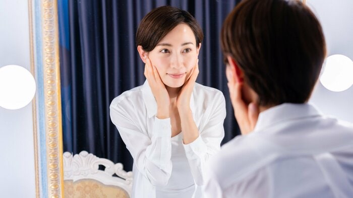 鏡だと顔の変化に気づかない?(イメージ)