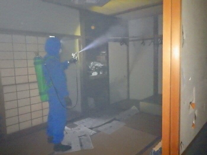 イエダニの作業の様子(画像提供:足立雅也さん)
