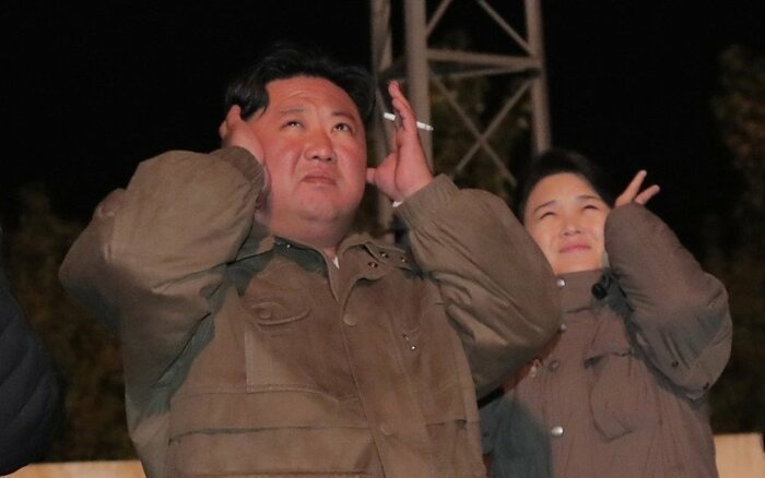 超大型放射砲(KN-25)?の発射を指導する金正恩総書記(朝鮮労働新聞・10月10日)