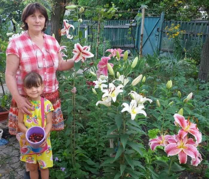 ロシアによる侵攻前に近所の子どもと自宅の庭で撮影