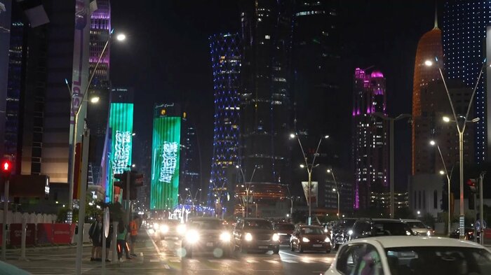 サウジ国旗がディスプレーされた高層ビル(ドーハ 23日)
