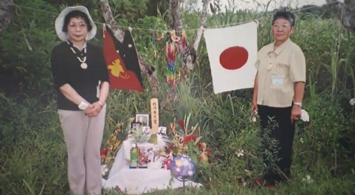 父の戦死地を訪れた出浦さん(2007年)