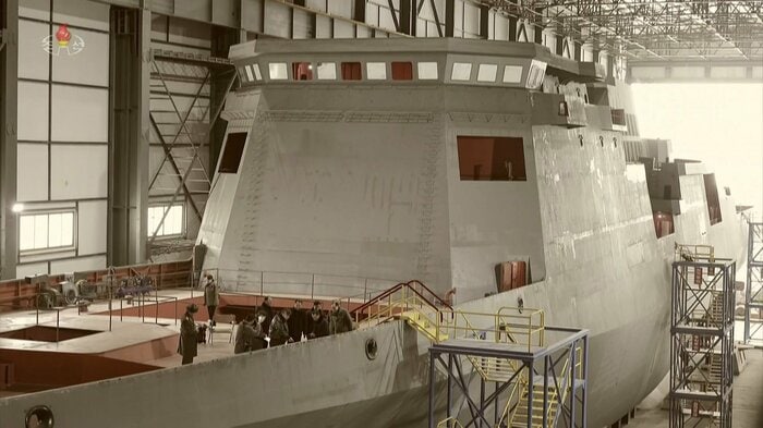 北朝鮮で建造が進むイージス艦モドキの軍艦を金正恩総書記が視察(12月29日)