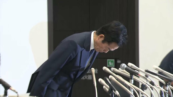 謝罪する兼重宏行社長(25日)