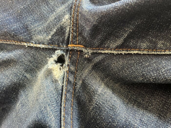 洗わずにはき続けると穴が開きやすくなる（特集班撮影）