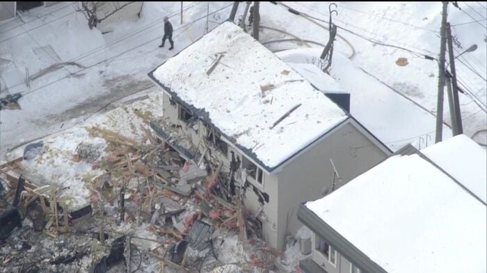 隣の家には吹き飛ばされた木材が…