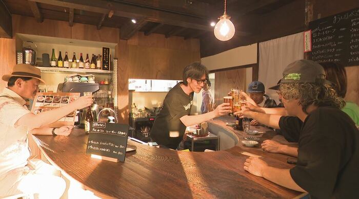 夜は地酒を楽しむバーとして営業