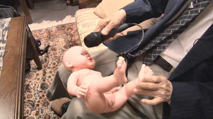 録音の様子を再現する杉本さん
