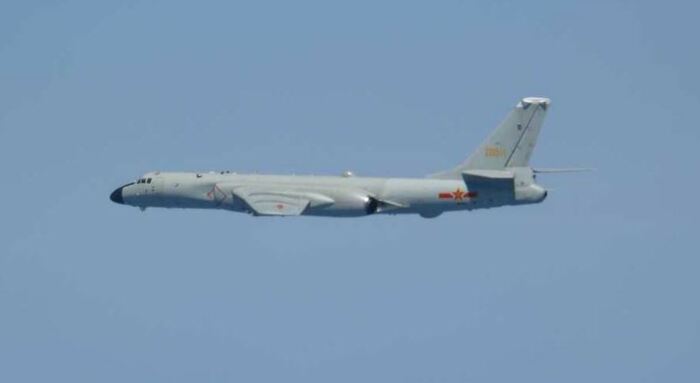 提供:防衛省 中国軍H-6爆撃機(2022年5月)
