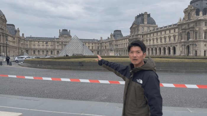ルーブル美術館周辺に貼られた規制線の前からリポートする筆者