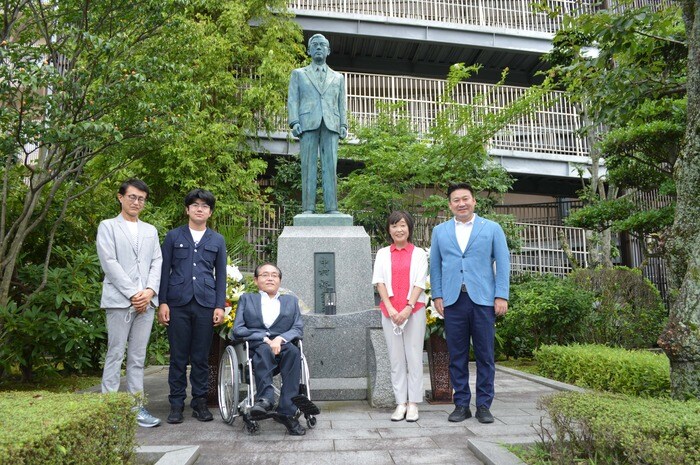 中村裕氏の銅像前で。中村英次郎氏(左)と山下理事長(中央)【写真提供:社会福祉法人太陽の家】