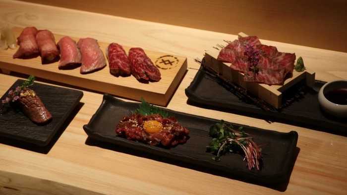 一貫2000円の“肉寿司”がインスタを席巻 紅葉の京都で燃えるインバウンド争奪戦