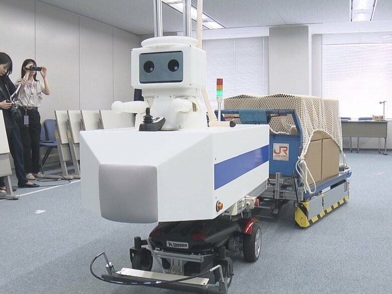 新幹線を思わせるデザイン…JR東海が駅弁などを自動で店まで運ぶロボットを開発 名古屋駅で実証実験を予定｜FNNプライムオンライン