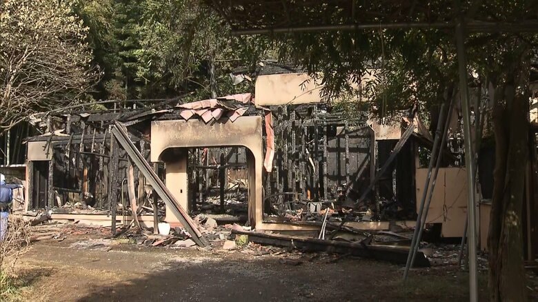 火事で住宅が全焼　焼け跡から2人の遺体発見　住人の父と息子が連絡とれず　茨城・古河市｜FNNプライムオンライン