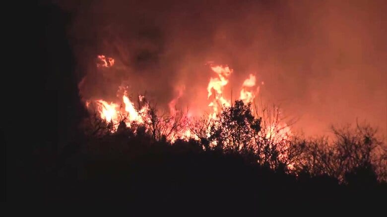 愛媛・今治市の山火事は鎮圧に至らず…今治市381人・西条市1506人に避難指示拡大　県は自衛隊に派遣要請｜FNNプライムオンライン