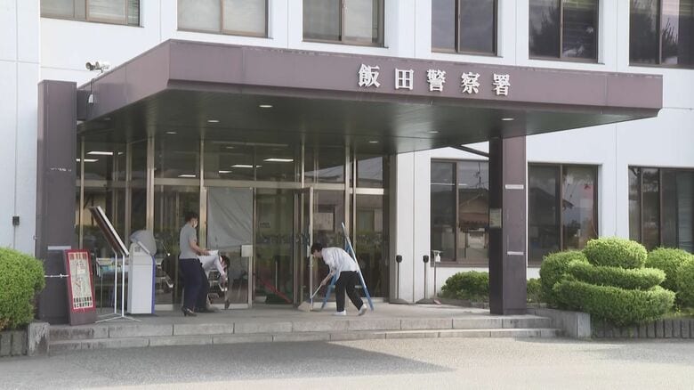 自称17歳少年と18歳男が鉄パイプで警察署の窓ガラス割る　拳銃を構えて警告すると、鉄パイプ手放す　警察官5人と少年が軽傷　建造物損壊の疑いで現行犯逮捕　長野・飯田市｜FNNプライムオンライン