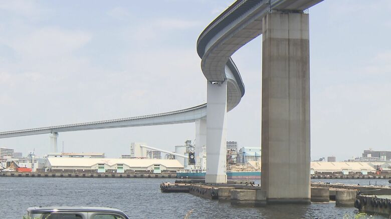 【検証】「遺体はいつどうやって運ばれたのか」　海に浮かぶ台船の上で女性遺体見つかった事件　殺害後に橋の上から落とされたか　現場は急な坂道で「歩いて運ぶ」は難しく　「車で運ぶ」は「かなり目立つ」｜FNNプライムオンライン