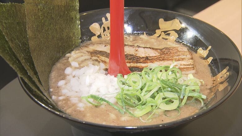 濃厚なあまりレンゲが直立…“禁断”の豚骨ラーメンを手掛けるのはココイチ展開の壱番屋 M&amp;Aで食の多角化進める｜FNNプライムオンライン