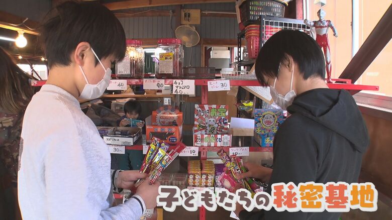 駄菓子を買う子どもたち
