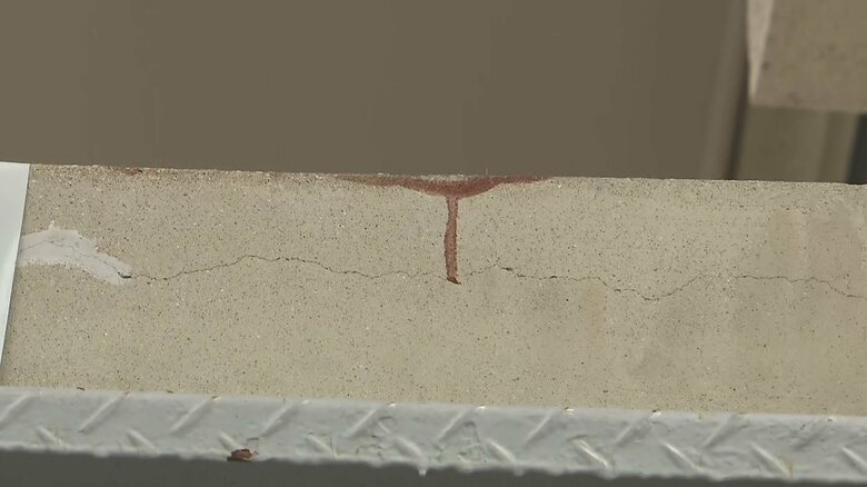 事件があったアパート。2階に続く階段の一番上には、血のような痕が