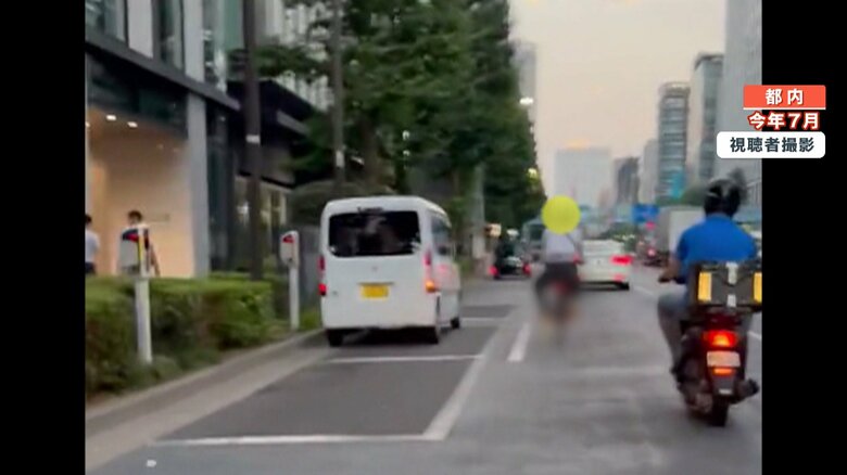 隣を走る原付と、ほぼ同じスピードで走行する自転車