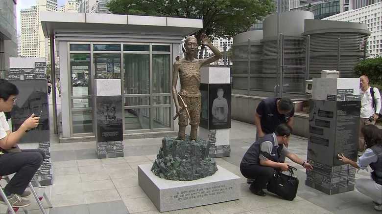 2017年8月、ソウル・龍山駅前に設置された徴用工像