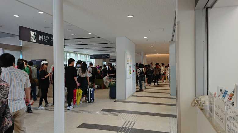 韓国人客であふれる比田勝港国際ターミナル