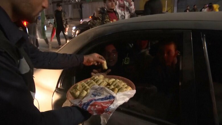 市民に「クナーファ」と呼ばれる菓子が配られた(ガザ・1月27日)