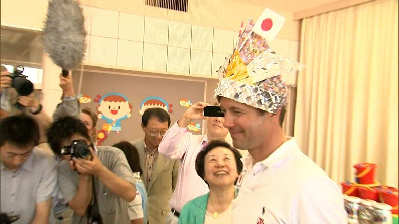 子どもたちが作ったかぶとをかぶるフレデリック皇太子