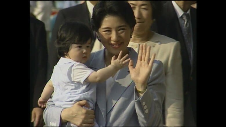 雅子さまと一緒に最近覚えたお手振りをされる愛子さま