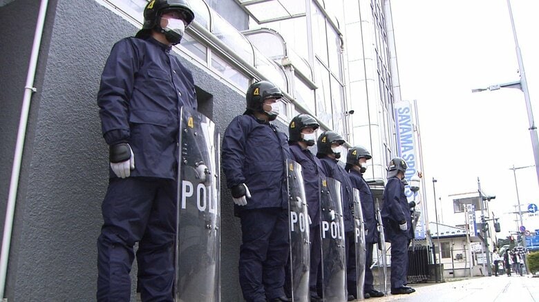 暴力団事務所の家宅捜索には、たびたび、機動隊員も投入される（去年7月、長野･松本市）