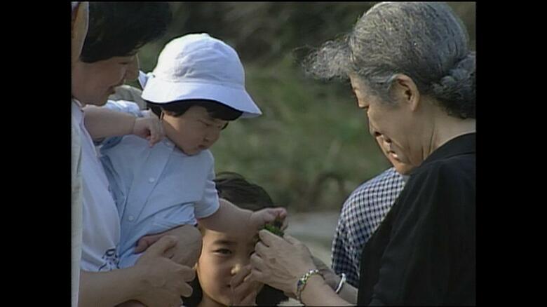 美智子さまが持たれる海藻に触れようとされる愛子さま