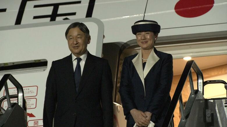 政府専用機に乗り硫黄島を後にされる両陛下