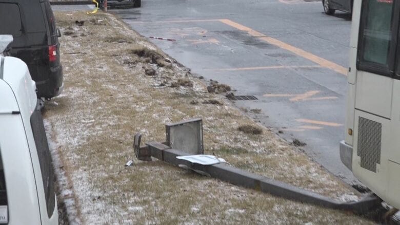 なぎ倒された街灯