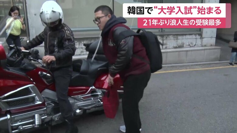 バイクで会場に到着した受験生