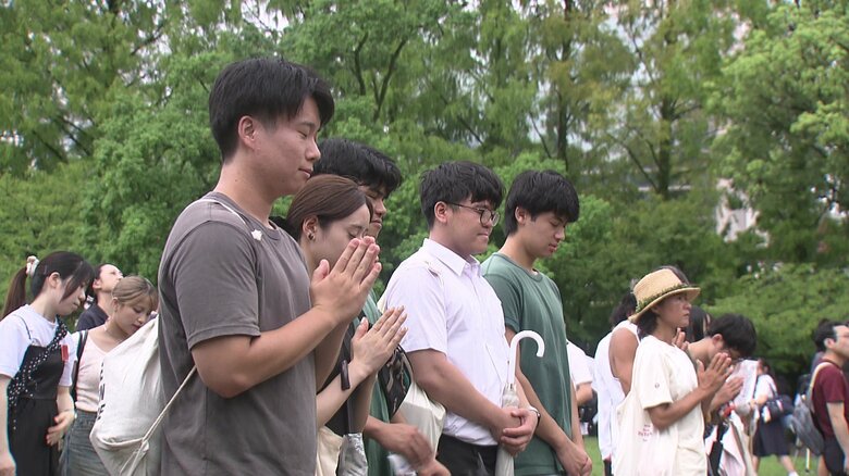 多くの人が手を合わせた