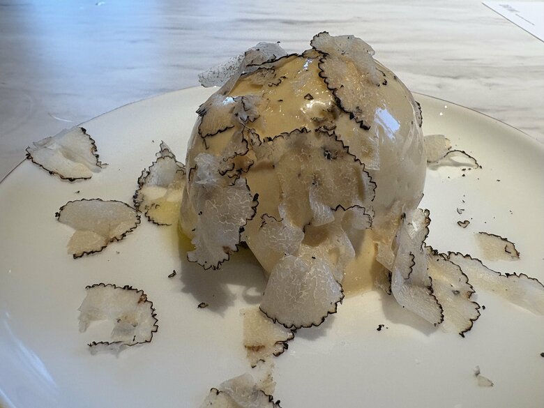 ウフマヨとトリュフ／ふんわりと香るトリュフが鼻をくすぐりソースまで全部おいしい