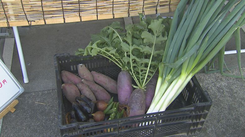 塾の前で作った野菜を販売