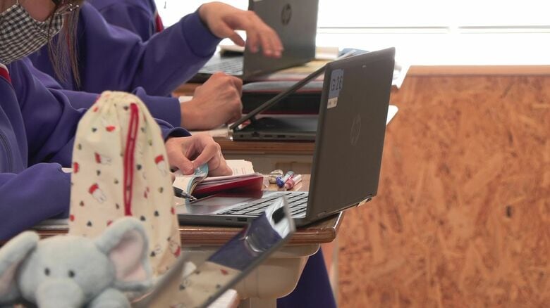 机の上からはみ出るタブレット