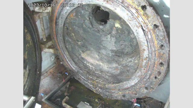 画像提供：東京電力　開放された2号機原子炉格納容器の扉　堆積物がふさぐ