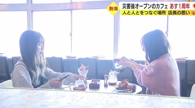 コーヒーやスイーツを楽しむ利用客