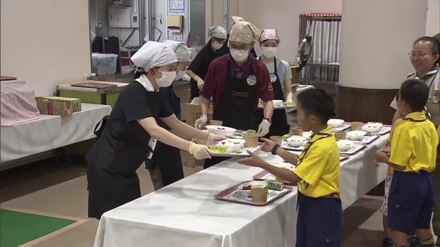 子どもたちに声を掛けながら配膳も