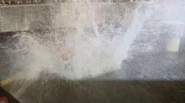 水しぶきを上げて川に落ちるみこし