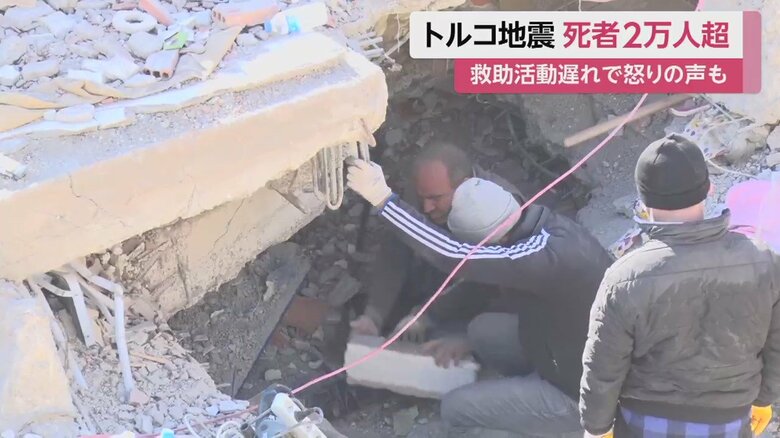 救助隊の手が回らず、市民らが自ら救助活動をしている状況だ