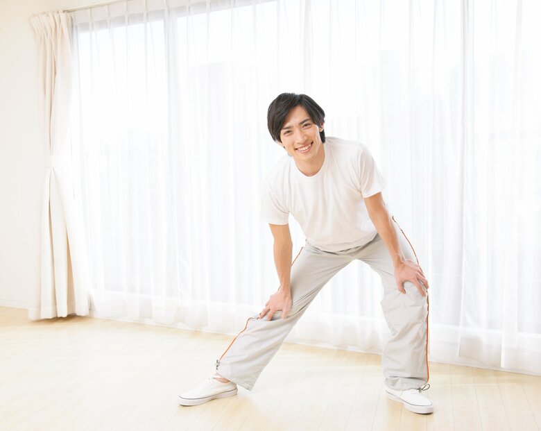 太ももの裏を伸ばそう（画像：イメージ）