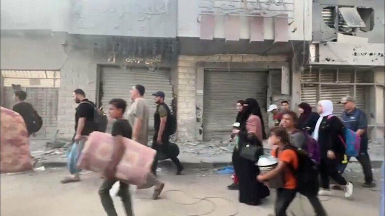 イスラエル軍からの呼びかけを受け、南部に避難するガザの住民ら（10月13日）