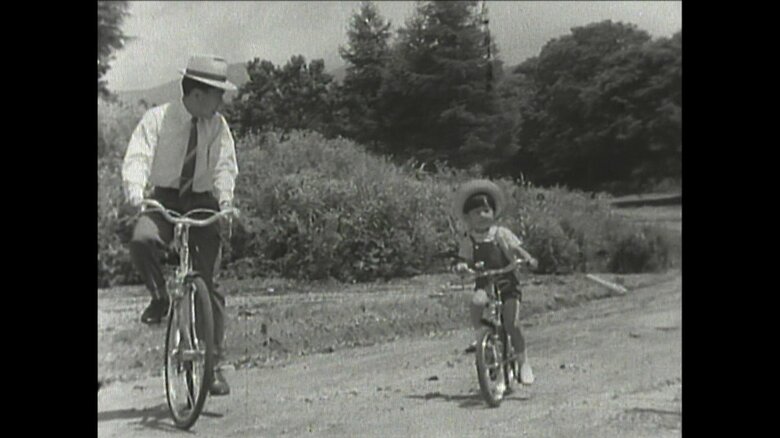 1965年　サイクリングを楽しまれる上皇さまと5歳の陛下