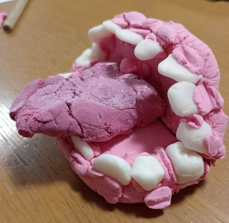 娘さんの工作　粘土で作った口