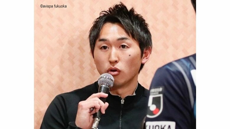 記者会見で通訳する酒井氏