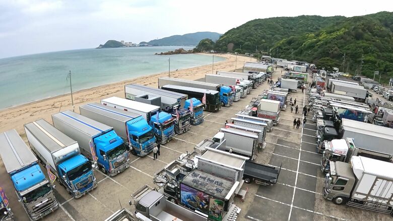 水晶浜に集結したデコレーショントラック
